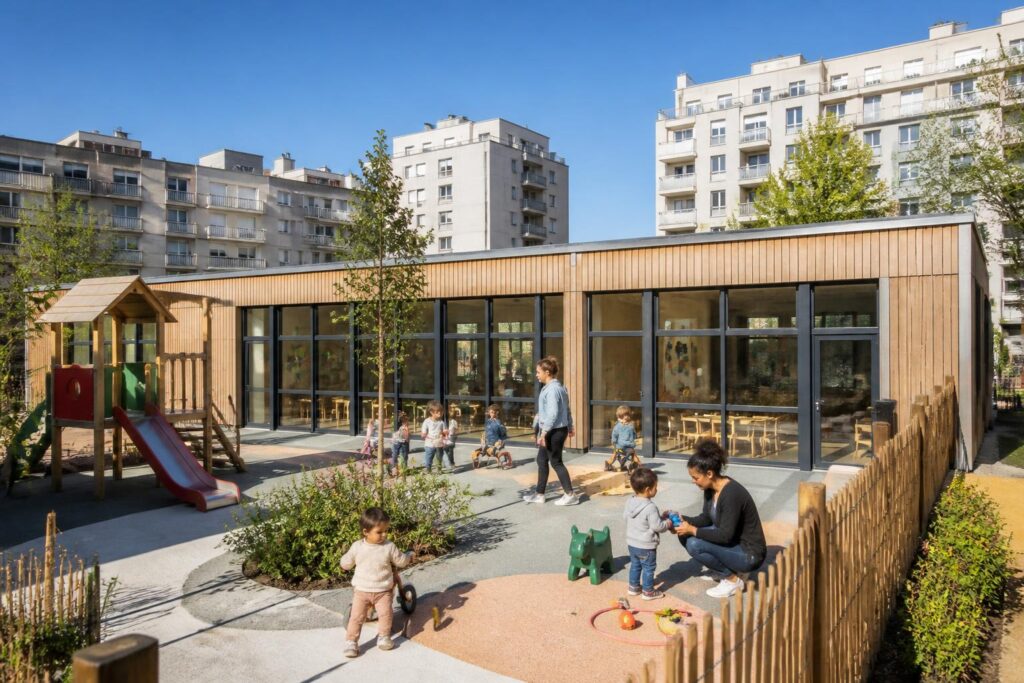découvrez comment la crèche préfabriquée offre une solution rapide et efficace pour pallier la pénurie de places d’accueil, adaptée aux besoins des familles et des collectivités.