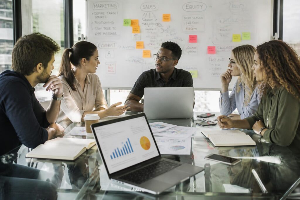 découvrez la définition du business model et apprenez à maîtriser ses piliers essentiels pour assurer le succès de votre entreprise.